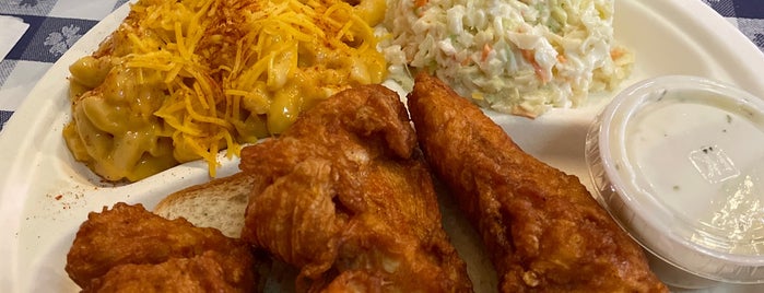 Gus's Fried Chicken is one of Lugares favoritos de Chris.