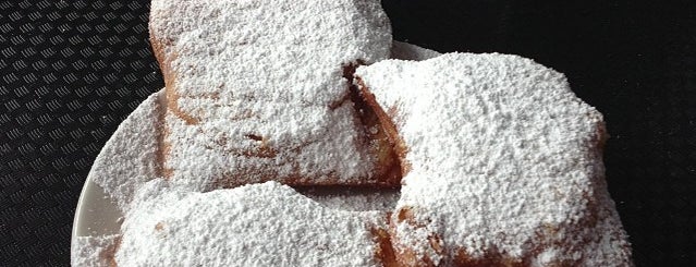 New Orleans Famous Beignets And Coffee is one of สถานที่ที่ Sandra ถูกใจ.