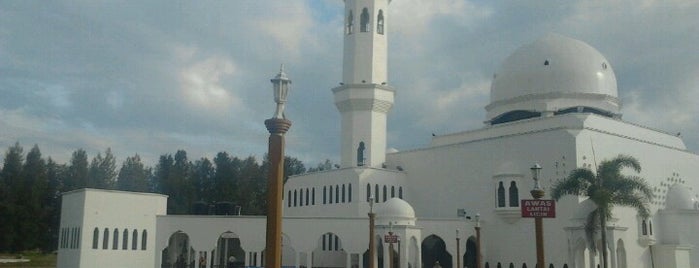 Masjid Tengku Tengah Zaharah (Masjid Terapung) is one of Top 10 favorites places in Terengganu.