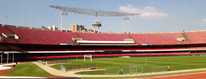 Estádio Cícero Pompeu de Toledo (Morumbi) is one of Tempat yang Disukai Ersin.