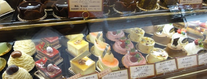 GATEAU DES BOIS A LA MAISON 本店 is one of สถานที่ที่ Vic ถูกใจ.