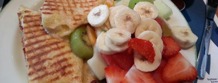 Coras Breakfast&Lunch is one of Lugares favoritos de Sanae.