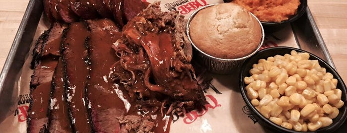 Smokin Pit BBQ is one of Lugares favoritos de Noah.