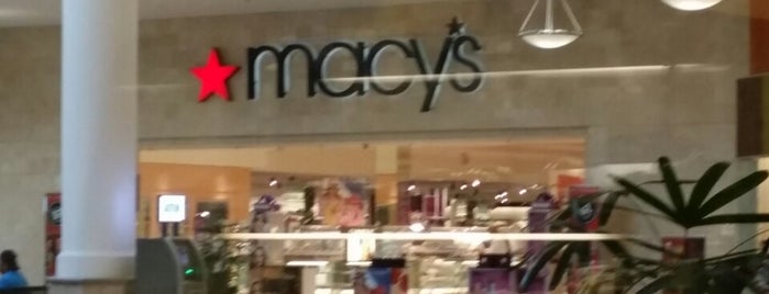 Macy's is one of Orte, die Ashley gefallen.