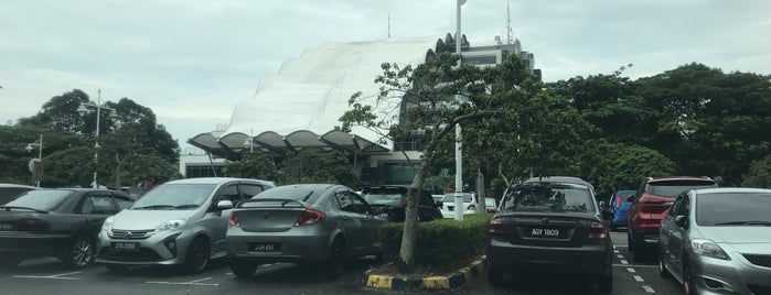 Port of Tanjung Pelepas is one of สถานที่ที่ Jim ถูกใจ.