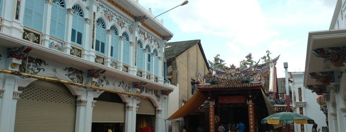 ศาลเจ้าแสงธรรม : เต่งก่องต๋อง ( Sang Tham Shrine : 定光堂) is one of Phuket.