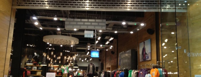 Superdry is one of สถานที่ที่ Leonard ถูกใจ.