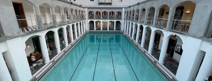 Grecian Swimming Pool is one of สถานที่ที่ Chris ถูกใจ.