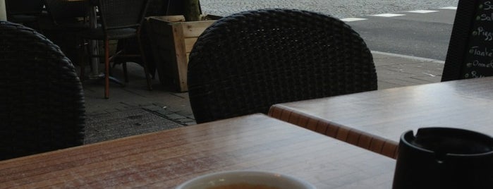 Raven Café is one of Lugares favoritos de Adamantia.