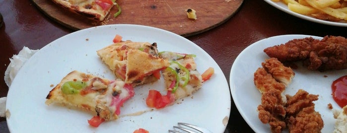 17 Napoli Pizza is one of Posti che sono piaciuti a Tayfun.