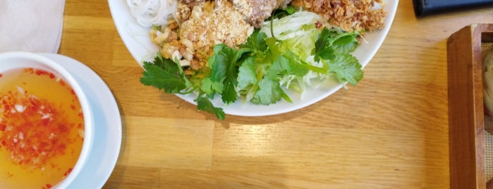 Phở Việt - Vietnamese Kitchen is one of Lugares guardados de Salla.