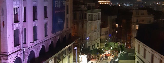 Nuit Terrasse is one of Lieux qui ont plu à Zeynep.