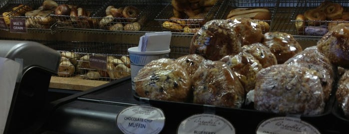 Brendel's Bagels & Eatery of New York is one of Lugares favoritos de Erika.