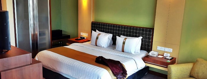 Holiday Inn Bandung is one of Lieux qui ont plu à Riffa Hadiya.