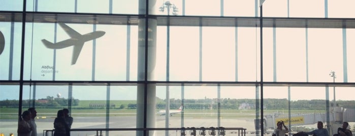 Аэропорт Вена-Швехат (VIE) is one of Mark : понравившиеся места.