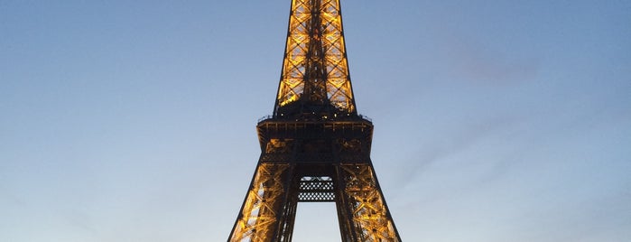 Menara Eiffel is one of Tempat yang Disukai Manuel.