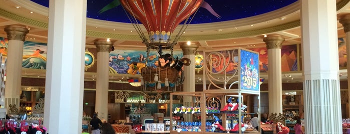 Disney Store is one of สถานที่ที่ Manuel ถูกใจ.