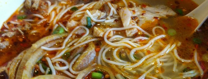Dua Vietnamese Noodle Soup is one of สถานที่ที่บันทึกไว้ของ Adam.