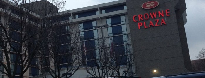 Crowne Plaza Philadelphia West is one of สถานที่ที่ Özge ถูกใจ.