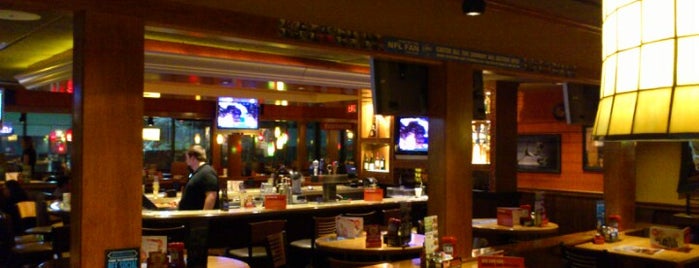 Applebee's Grill + Bar is one of Locais curtidos por Alexis.