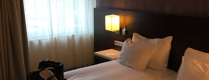 Hotelbar NH hotel is one of Tempat yang Disukai Louise.