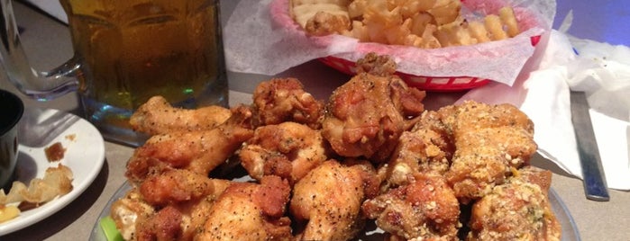 Pluckers Wing Bar is one of Lugares favoritos de Lovely.
