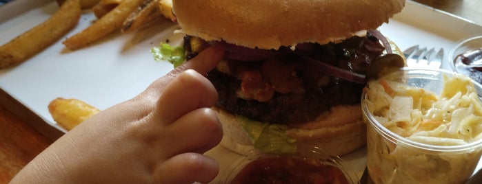 Barn Burger is one of Locais curtidos por ART.
