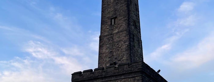 Peel Tower is one of Tempat yang Disukai Phat.