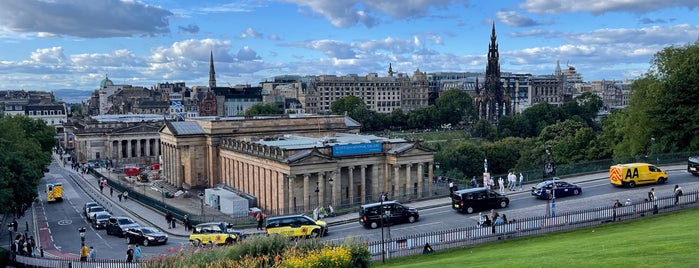 The Mound is one of Edinburgh 🏴󠁧󠁢󠁳󠁣󠁴󠁿.