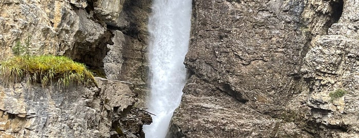 Upper Falls of Johnston Canyon is one of Tempat yang Disukai Rob.