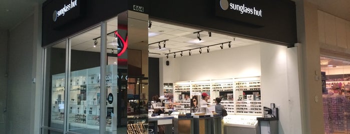 Sunglass Hut is one of Gezika'nın Beğendiği Mekanlar.