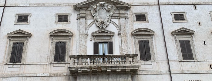 Piazza Borghese is one of librerie antiquarie di Roma.