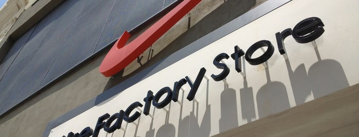 Nike Factory Store is one of Tempat yang Disukai Oliva.