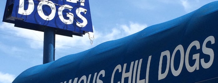 Arts Famous Chili Dog Stand is one of Tempat yang Disimpan Chris.