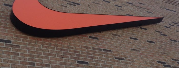 Nike Factory Store is one of สถานที่ที่ Matt ถูกใจ.