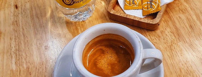 Viuna Café | کافه ویونا is one of Gandom'un Beğendiği Mekanlar.