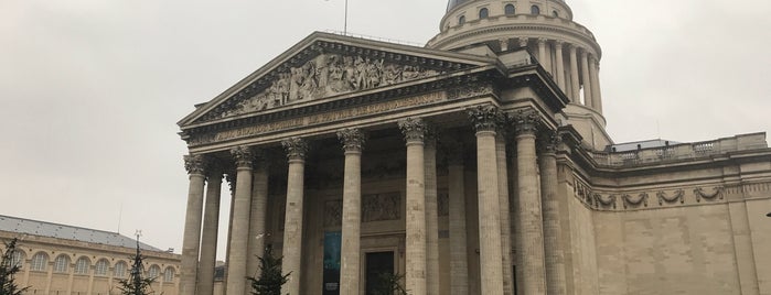 Panthéon is one of París.