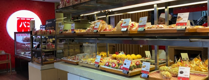 Breadlife is one of Ubud shops.