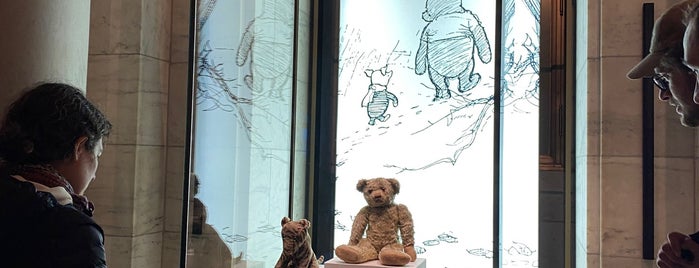 Original Winnie The Pooh is one of Locais curtidos por Lizzie.