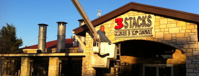 3 Stacks Smoke & Tap House is one of Lugares favoritos de Brad.