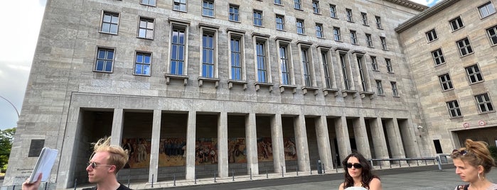 Platz des Volksaufstandes von 1953 is one of Lieux qui ont plu à Adam.