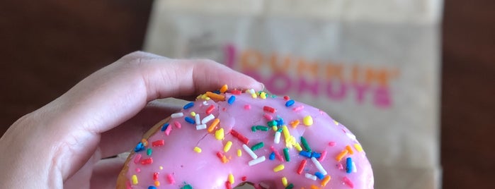 Dunkin' Donuts is one of Lugares favoritos de Julia.