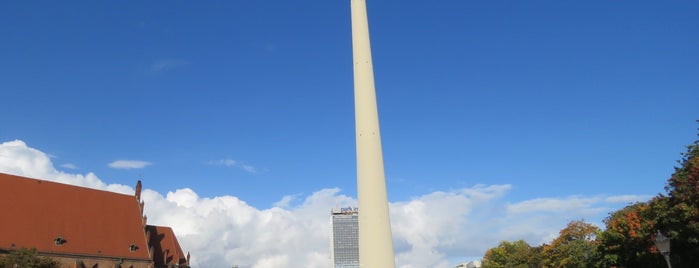 Holiday Inn Express is one of Julia'nın Beğendiği Mekanlar.