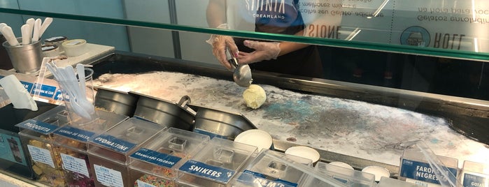 Stonia Ice Creamland is one of Locais curtidos por Julia.