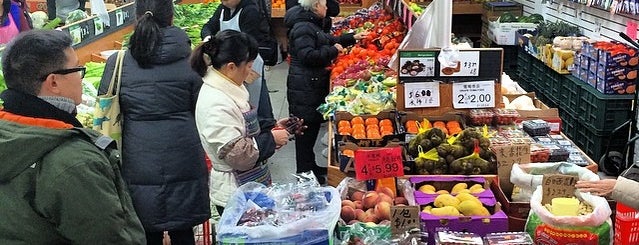 Chinatown Supermarket is one of สถานที่ที่ Chris ถูกใจ.
