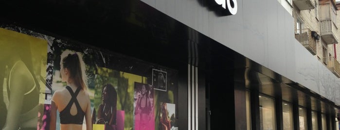 Магазин adidas is one of สถานที่ที่ Jay ถูกใจ.