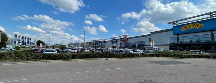 Epping Forest Shopping Park is one of Tempat yang Disukai Lisa.