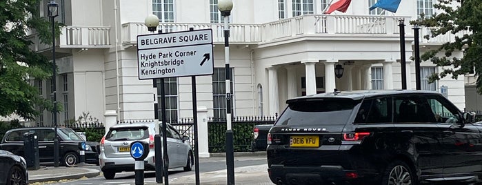 Belgrave Square is one of Orte, die Paul gefallen.