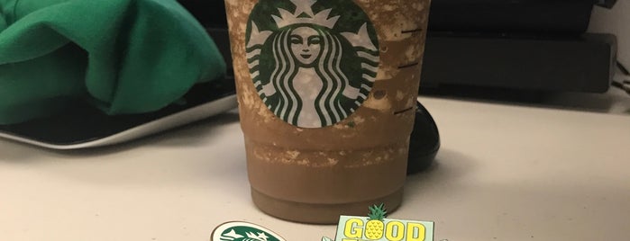 Starbucks is one of สถานที่ที่ Denise D. ถูกใจ.