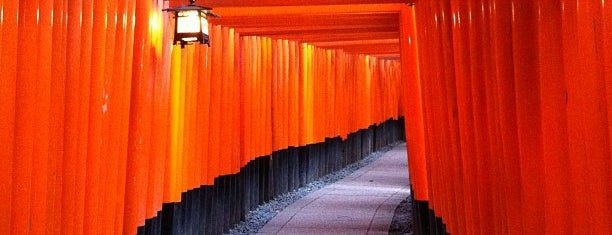 Fushimi Inari Taisha is one of 京都に旅行したらココに行く！.